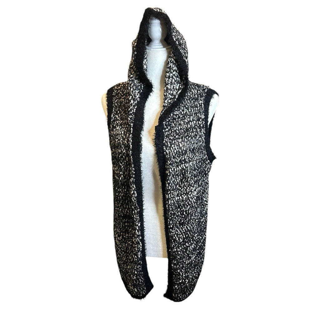 Almost Face short sleeve sweater vest black and white size large